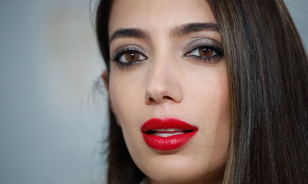 Difumina tu Liner Signature de L’Oréal Paris en negro y añade pigmentos brillantes en la cuenca del ojo para conseguir este maquillaje para ojos marrones.